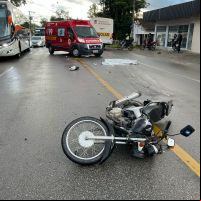 Motociclista cai em pista e morre atropelado por ônibus escolar
