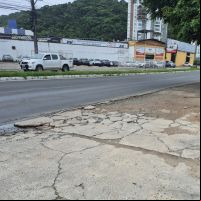 Moradora reclama de calçada quebrada na Contorno Sul