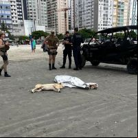 Morador de rua morre afogado na praia; dog dele ficou na praia desolado