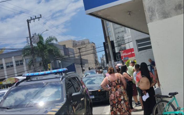 Prédio chegou a ser esvaziado durante o atendimento da ocorrência (Foto: leitor)