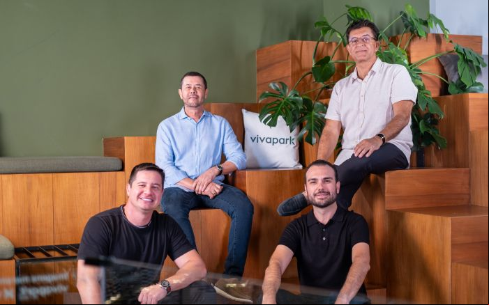Essa é a primeira escola da rede com modelo de ensino. Na foto:(da esquerda pra direita) Thyago Cardoso, Reginaldo Boeira, André Miranda e Roderjan Volaco (Foto: Divulgação)