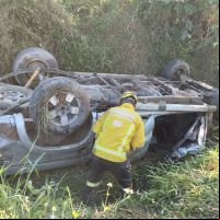Mulher morre prensada por S10 na BR 470