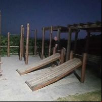 Crianças brincam no escuro em pracinha da Praia Brava