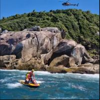 Homem é resgatado ao cair de costão e ficar preso em pedra da praia de Quatro Ilhas