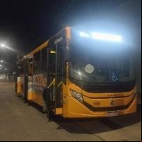 Motorista foi fazer "pipi" e ladrão levou o busão
