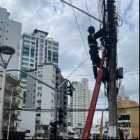 Ação em BC faz força-tarefa para recolher fios clandestinos