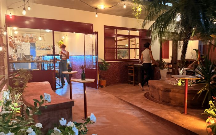 Casa 2450 une cafeteria, restaurante, joalheria e galeria de arte (Foto: Redação)