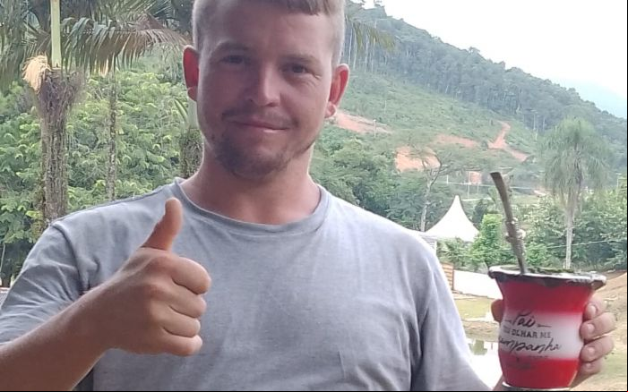 Gabriel foi visto pela última vez ao lado de um amigo (Foto: Reprodução)