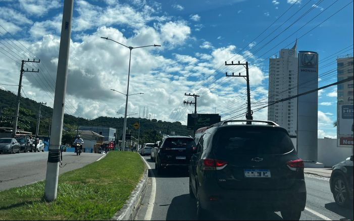 Lentidão começa na altura do supermercado Giassi (Foto: Ana Júlia Kamchen)
