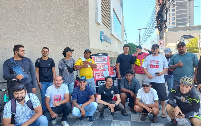Entregadores de aplicativo cobram reajustes nas taxas (Foto: Fran Marcon)