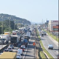 BR 101 tem pontos de lentidão nesta quinta-feira