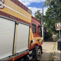 Bombeiros combatem incêndio na morraria do farol de Cabeçudas