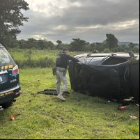 Carro com 140 kg de maconha capota em Itajaí