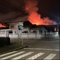 Galpão é destruído por incêndio