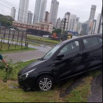Argo vai parar na beira de viaduto na Barra