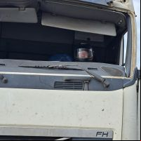 Motorista é flagrado usando capacete em carreta sem para-brisa