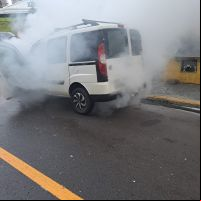 Carro pega fogo com motorista dentro em Itapema