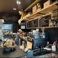 Loja e café temático entram no clima da Páscoa no centro de Itajaí