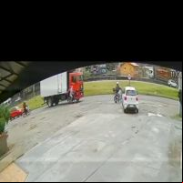 Caminhão a por cima das pernas de ciclista