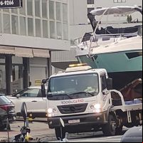 Caminhão transportando lancha arrebenta fiação, provoca apagão e revolta comerciantes