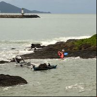 Lancha da Marinha bate em costão e fica à deriva entre as praias do Geremias e Cabeçudas