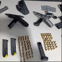 Homem dispara na rua e é preso com quatro pistolas e munição