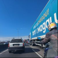 Acidente entre carro e caminhão bloqueia a BR 101 em Itapema