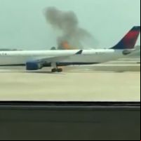 Avião pega fogo antes de decolar e ageiros saem às pressas