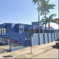 Servidor em surto baixa a calça no pátio de escola