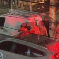 Vídeo mostra PM puxando cabelo de mulher; policial ainda manda mulheres “lavar a louça”