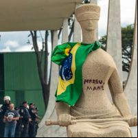 “Débora do Batom” é condenada a 14 anos de prisão após pichar estátua do STF