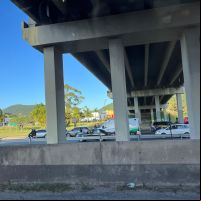 Carro capota no retorno da BR 101 e interdita o em BC