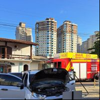 Carro pega fogo em Itapema
