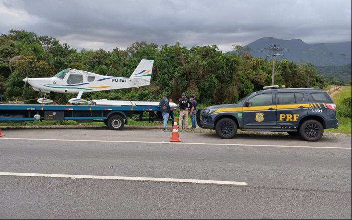 Avião teve pane no motor e precisou aterrissar na rodovia (Foto: Divulgação/PRF)
