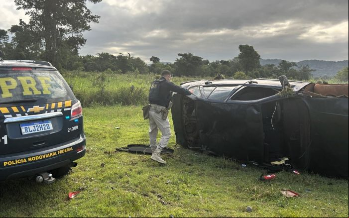 Diversos pacotes da droga estavam escondidos no porta-malas (Foto: Divulgação/PRF)