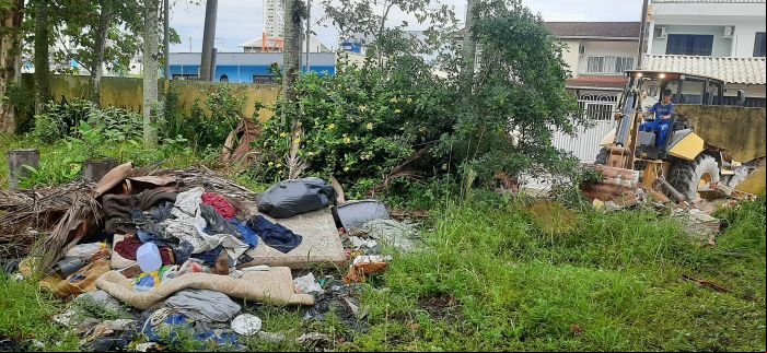 Carro abandonado com foco de dengue foi removido (Foto: Divulgação/Vigilância Sanitária)