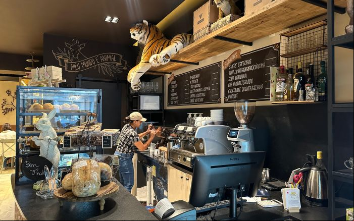 Ambiente combina loja de decoração com café temático no centro de Itajaí (Foto: Ana Júlia Kamchen)