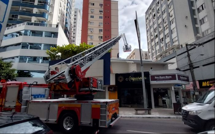 Homem foi resgatado com uso da escada mecânica e levado ao hospital Ruth Cardoso (Foto: Divulgação CBMSC)