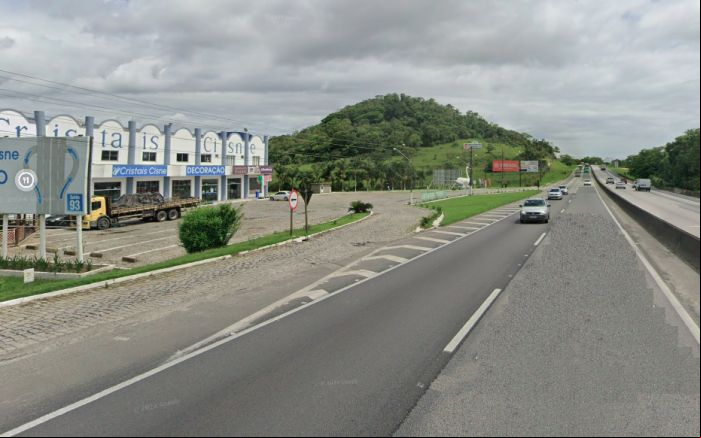 Homem morreu em frente à loja Cristais Cisne, em Barra Velha (Foto: Reprodução)