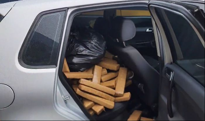 Dupla foi presa com carro lotado de drogas após perseguição (Foto: Reprodução)
