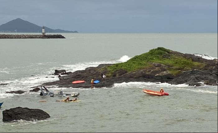 Militares foram resgatados em segurança; barco foi rebocado (Foto: Reprodução)