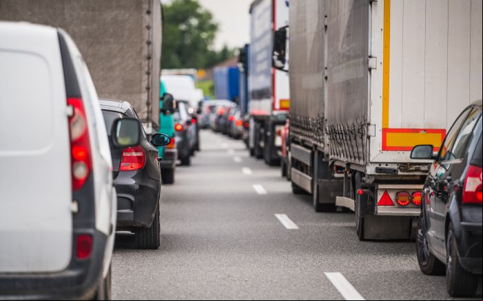 Motoristas devem planejar rotas com antecedência e evitar horários de pico (Foto: Envato)