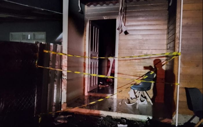 Incêndio destruiu casa nos fundos de terreno (Foto: Divulgação CBMSC)