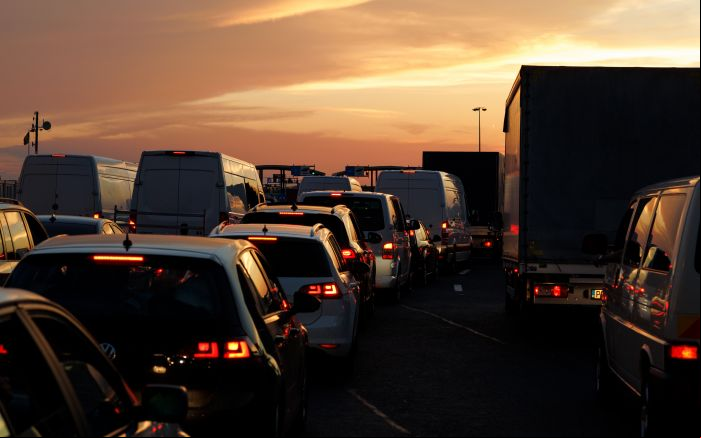 Filas quilométricas e trânsito travado nesta terça-feira (Foto: Envato)