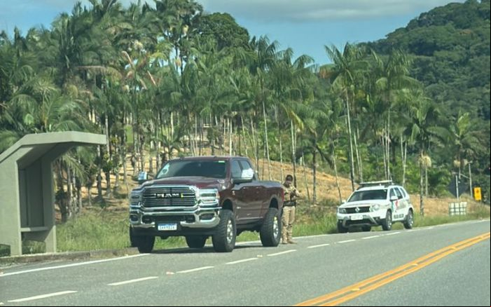 Seis envolvidos no assalto foram presos em Garuva (Foto: Divulgação/PMSC)