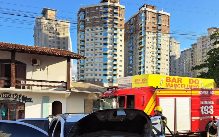 Fogo não chegou a se espalhar (foto: divulgação - Corpo de Bombeiros)