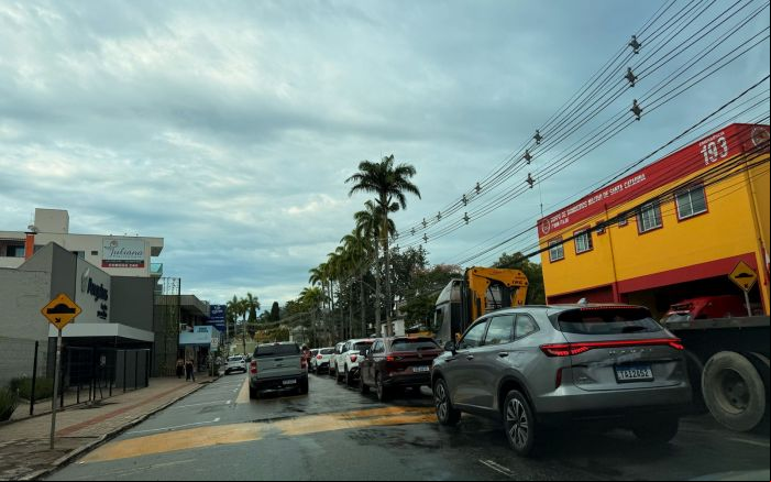 Motoristas já começam a formar a fila no ferry boat (Foto: Arquivo)