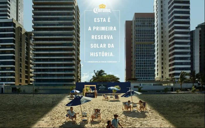Marca arrendou um terreno na orla da praia da Piedade para garantir que nada seja construído e bloqueie o sol (Foto: Divulgação/Corona)