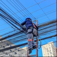 Balneário Camboriú retira nove toneladas de fios largados nas ruas de BC