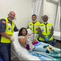 Mãe entra em trabalho de parto no banheiro e tem bebê com ajuda dos bombeiros